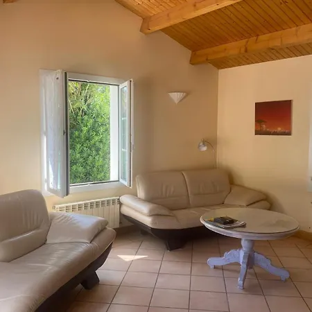 ヴィラ Avec Jardin Et Piscine 3 Minutes De La Rochelle ラゴール